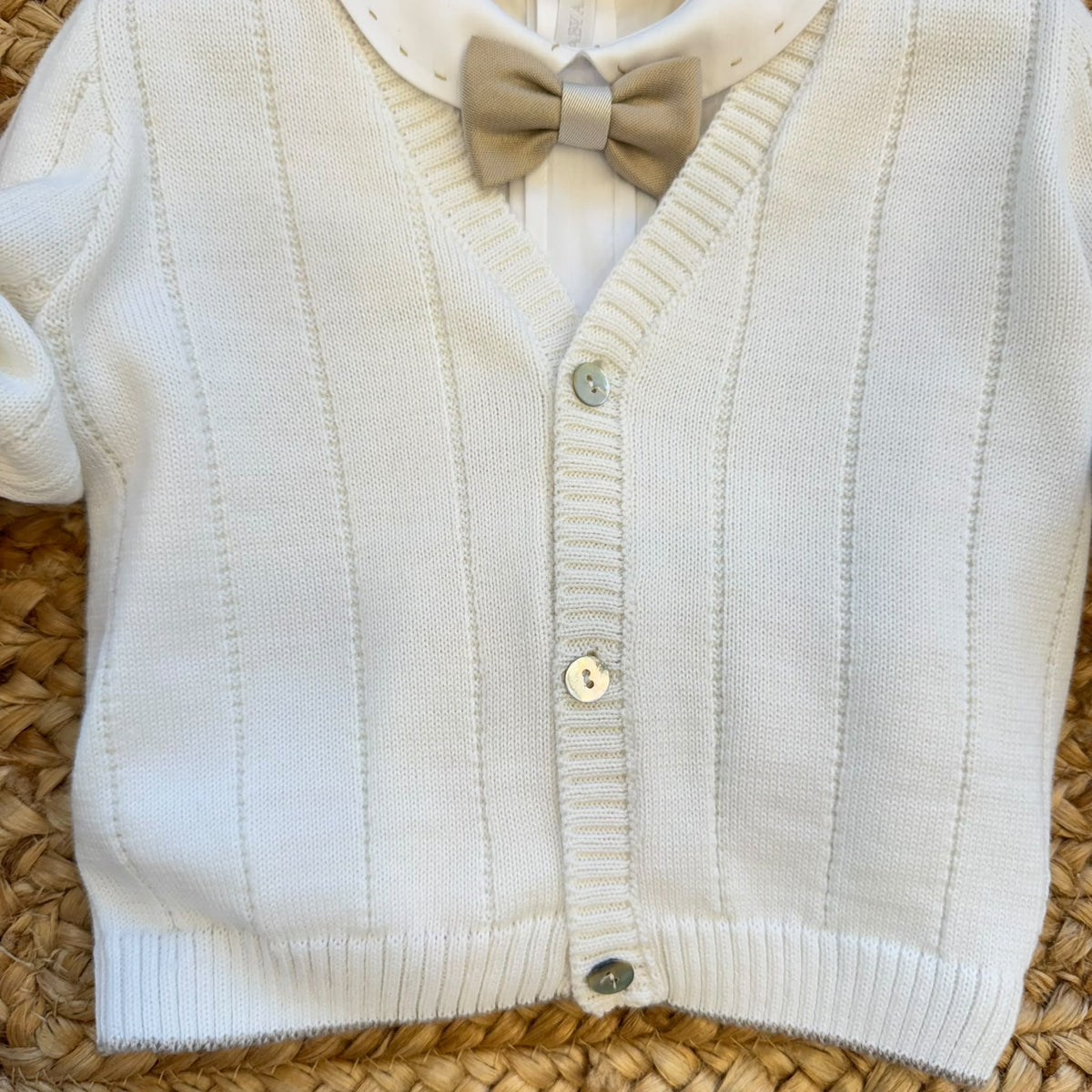 Completo battesimo bimbo con cardigan panna, camicia e bermuda beige con bretelle
