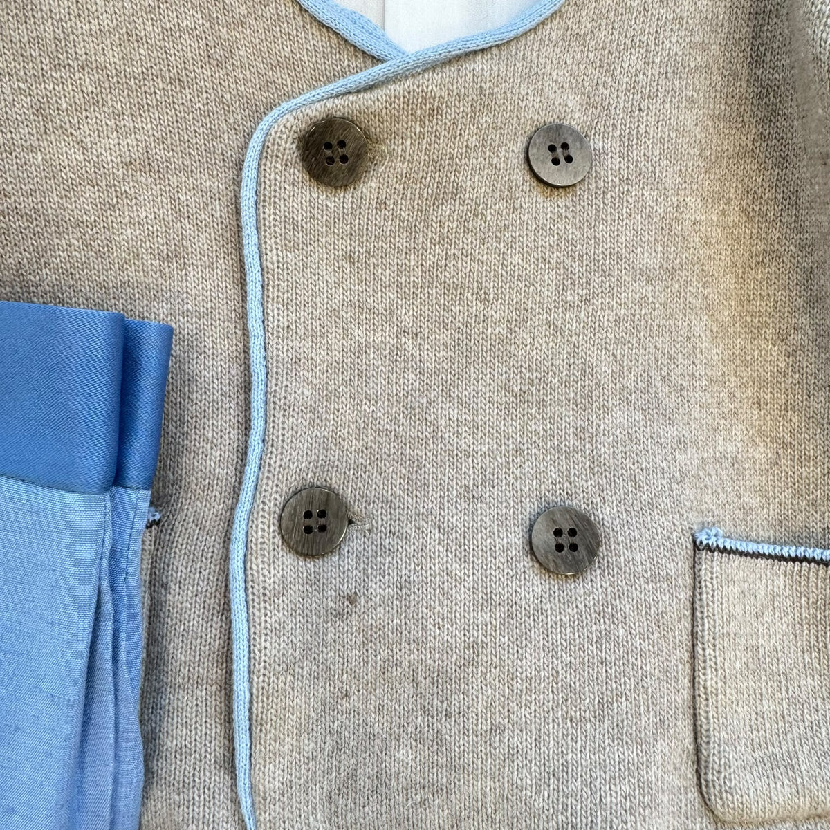 Completo battesimo bimbo con cardigan beige doppiopetto, pantaloni azzurri e papillon
