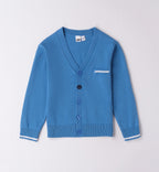 Cardigan blu, camicia a righe e pantalone bianco per bambino, abbigliamento casual chic primaverile.