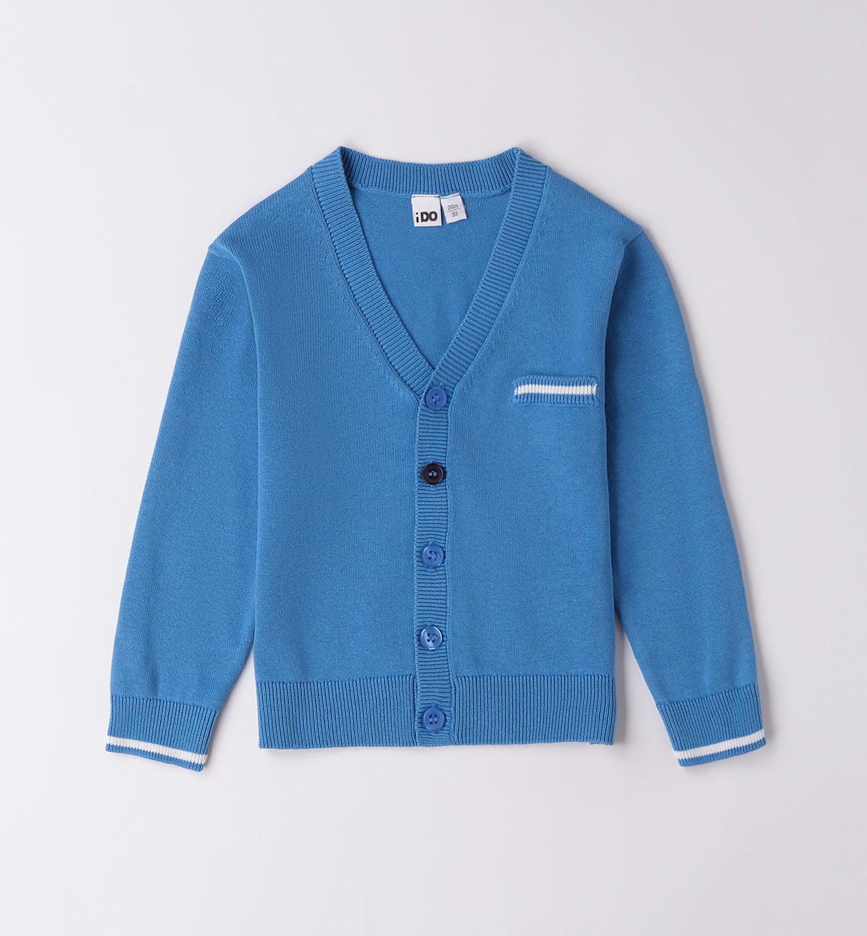 Cardigan blu, camicia a righe e pantalone bianco per bambino, abbigliamento casual chic primaverile.