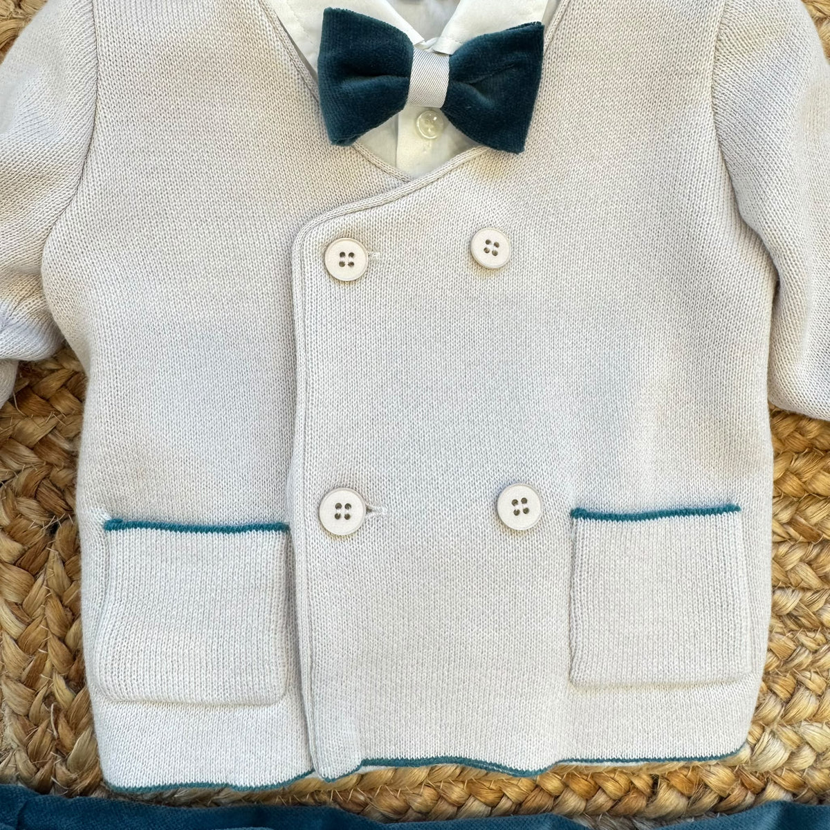 Completo battesimo bimbo con cardigan panna, pantaloni verde petrolio e papillon