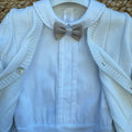 Completo battesimo bimbo con cardigan panna, camicia e bermuda beige con bretelle
