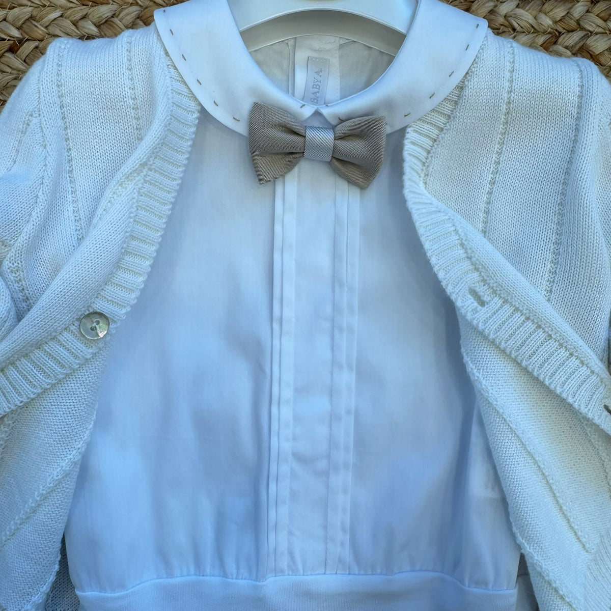 Completo battesimo bimbo con cardigan panna, camicia e bermuda beige con bretelle