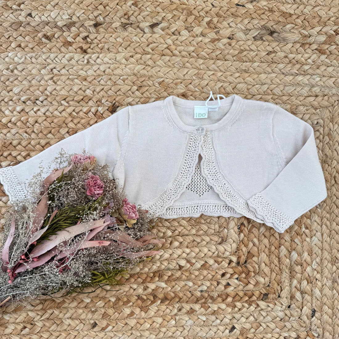 cardigan neonata beige in cotone con cuore traforato