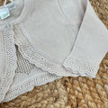 dettaglio lavorazione bordo cardigan beige