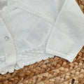 Dettaglio lavorazione traforata cardigan neonata bianco