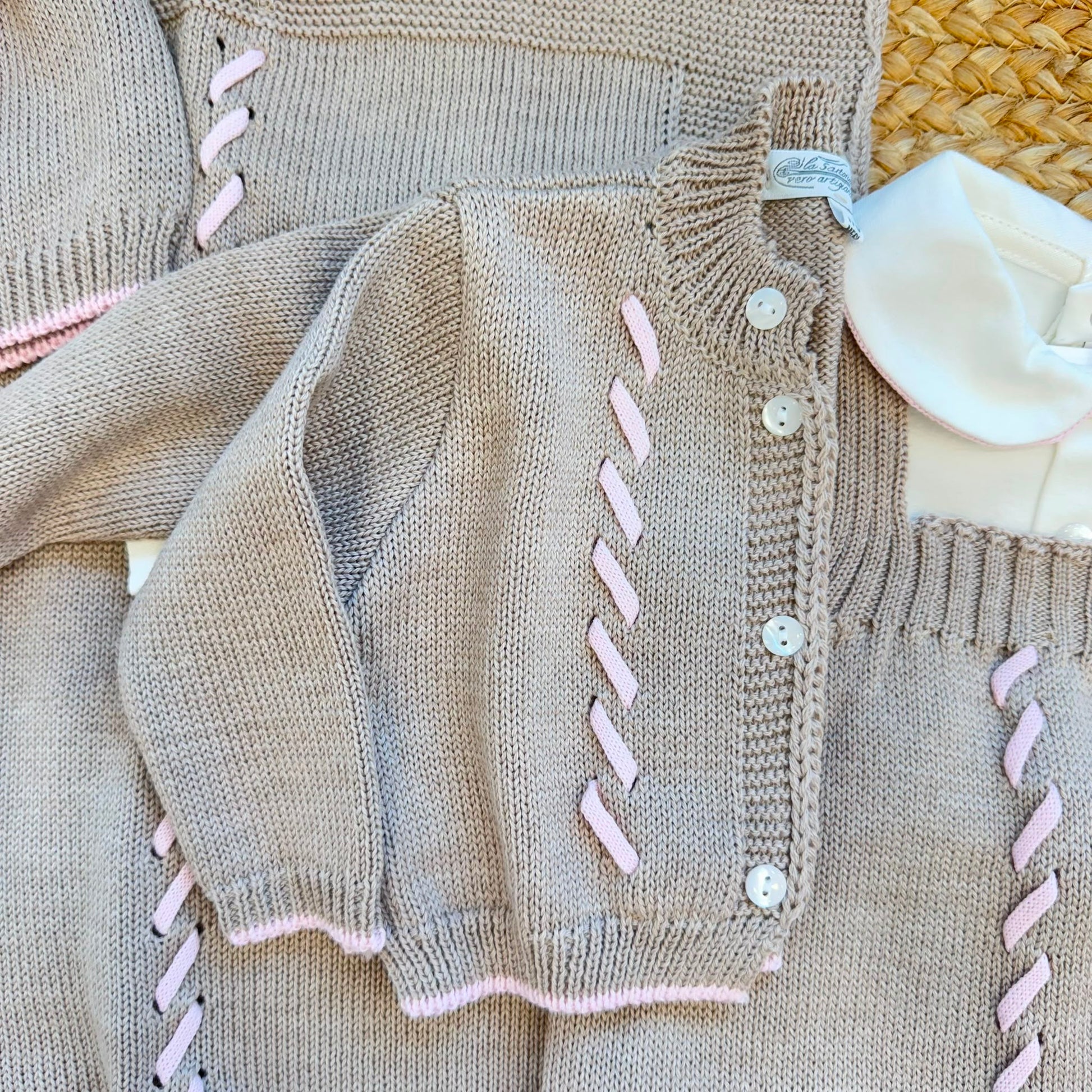 Uscita clinica neonata in lana merino tortora e rosa con copertina e completo coordinato