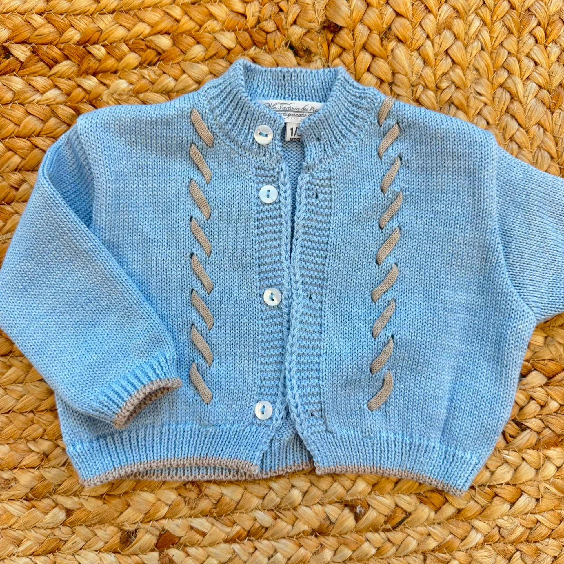 Completo neonato in lana merino azzurro con salopette cardigan camicina e scarpine