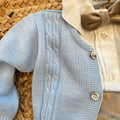 Completo elegante neonato con salopette tortora, camicia bianca, papillon e cardigan azzurro