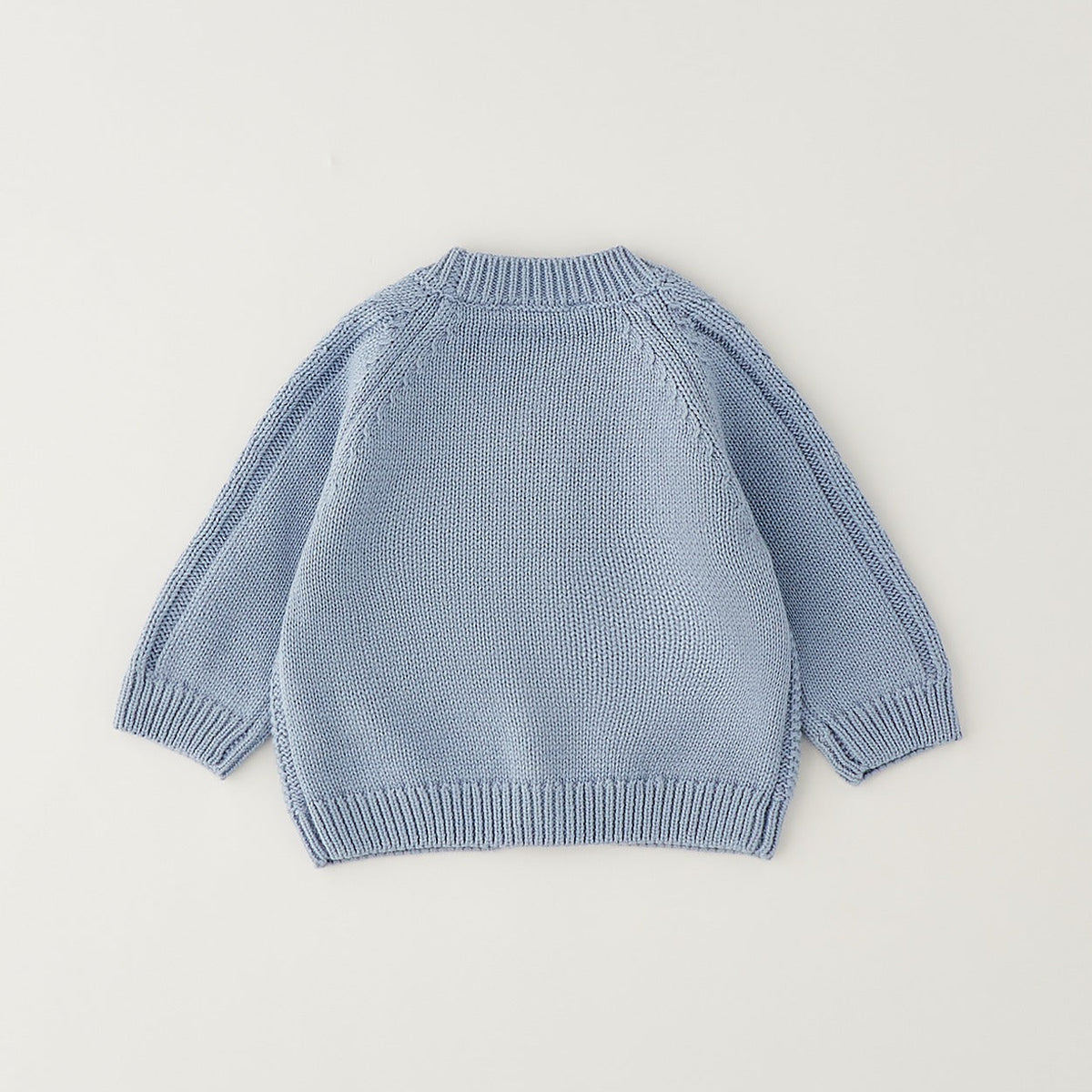 Cardigan neonato azzurro in cotone e lana con lavorazione a trecce e bottoni