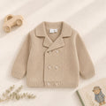 Cardigan neonato beige in maglia con colletto e chiusura doppiopetto con bottoni