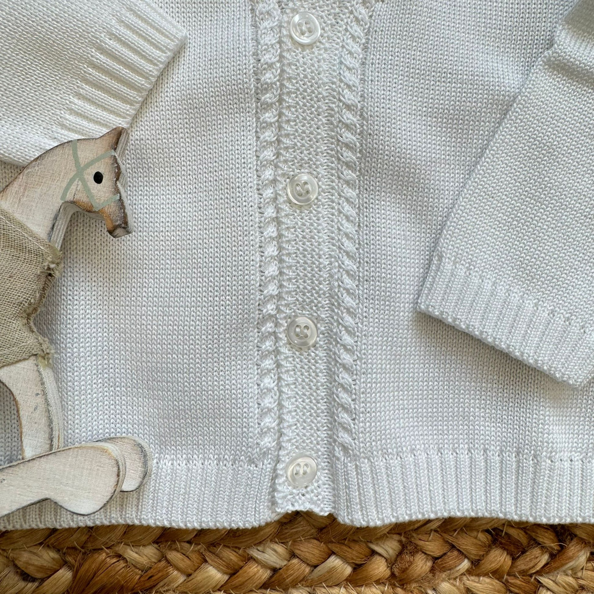 cardigan neonato bianco con lavorazione decorativa
