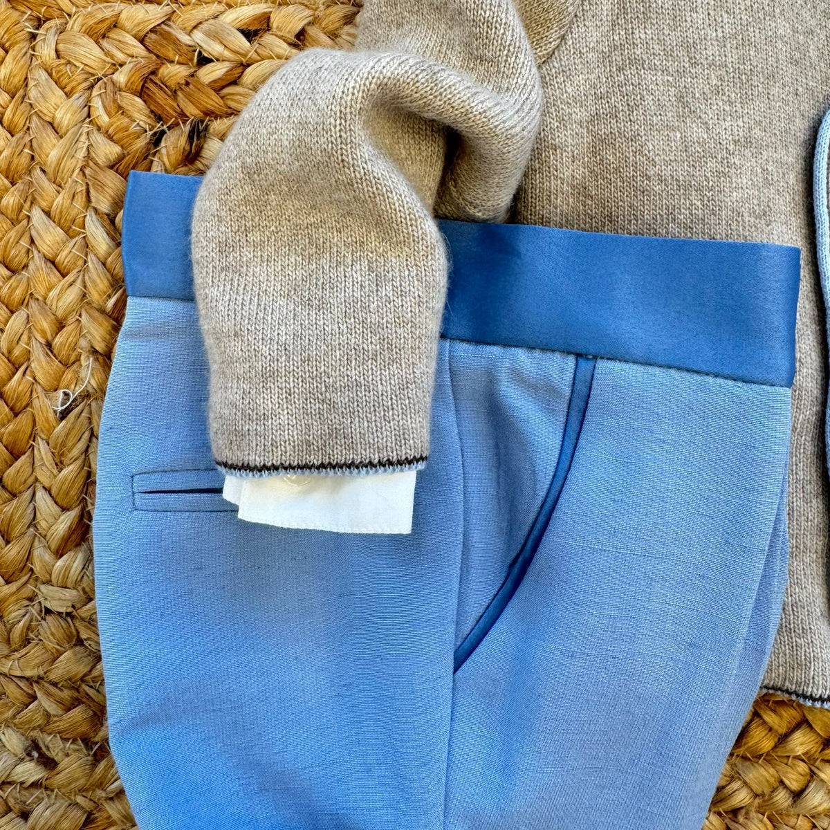Completo battesimo bimbo con cardigan beige doppiopetto, pantaloni azzurri e papillon