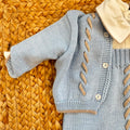 Completo neonato in lana merino azzurro con salopette cardigan camicina e scarpine