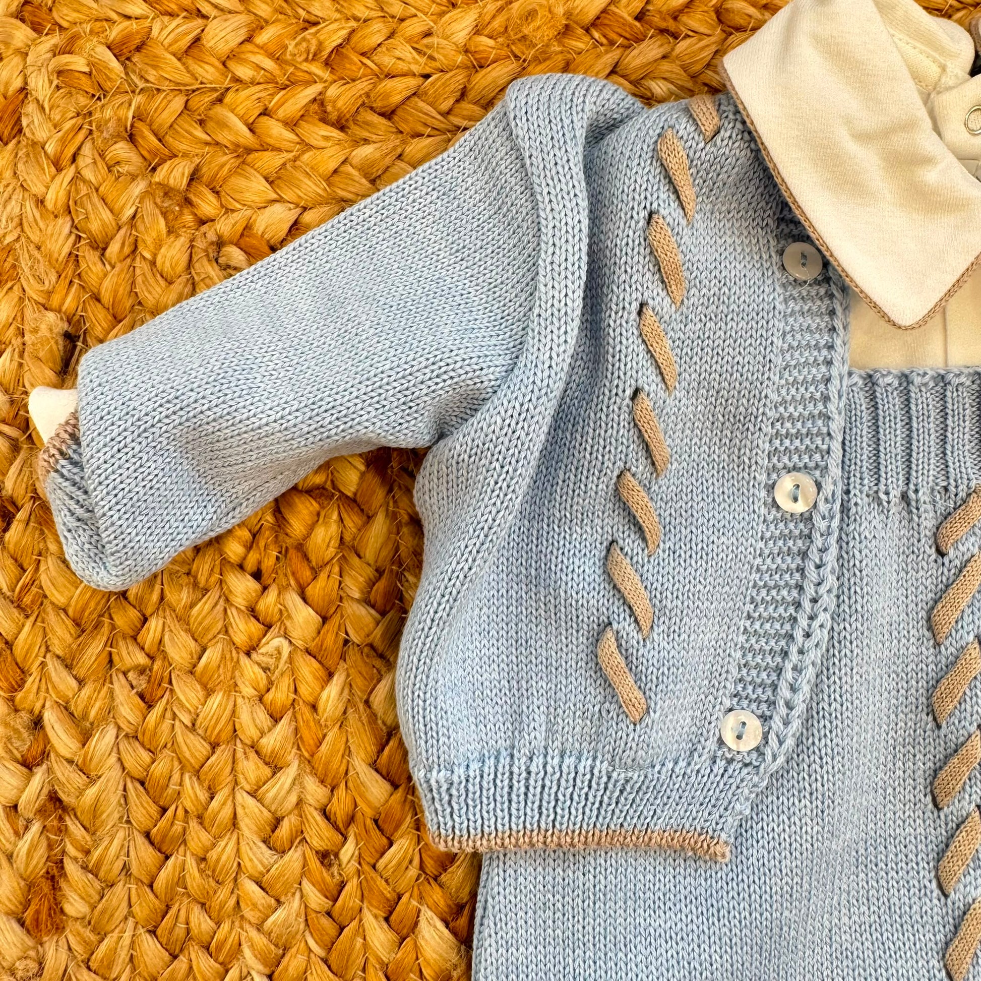 Completo neonato in lana merino azzurro con salopette cardigan camicina e scarpine