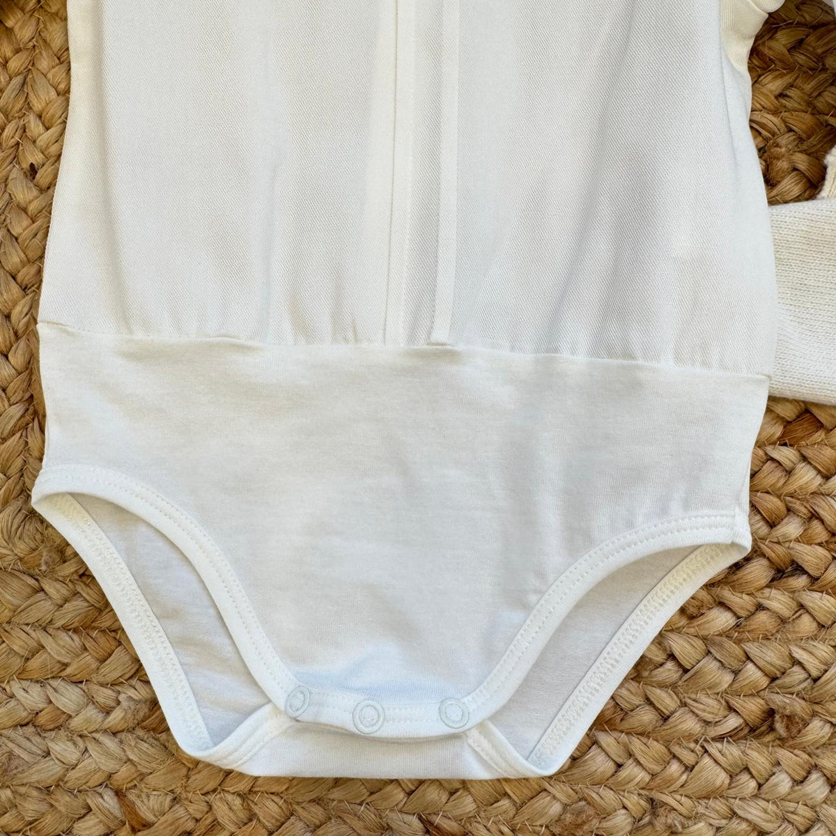 Completo battesimo bimbo panna con cardigan, camicia bianca, salopette corta e papillon