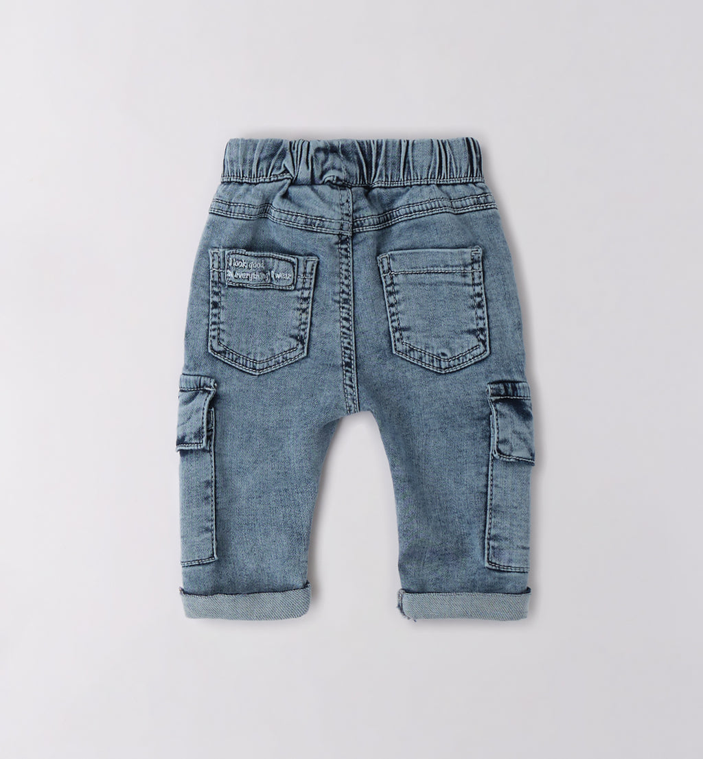 Giacca rossa con cappuccio, t-shirt con dinosauro e jeans blu per bambino, abbigliamento casual.