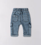 Giacca rossa con cappuccio, t-shirt con dinosauro e jeans blu per bambino, abbigliamento casual.