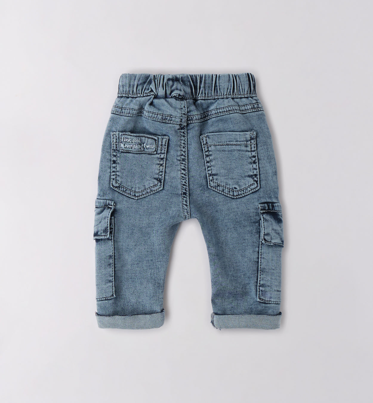 Giacca rossa con cappuccio, t-shirt con dinosauro e jeans blu per bambino, abbigliamento casual.