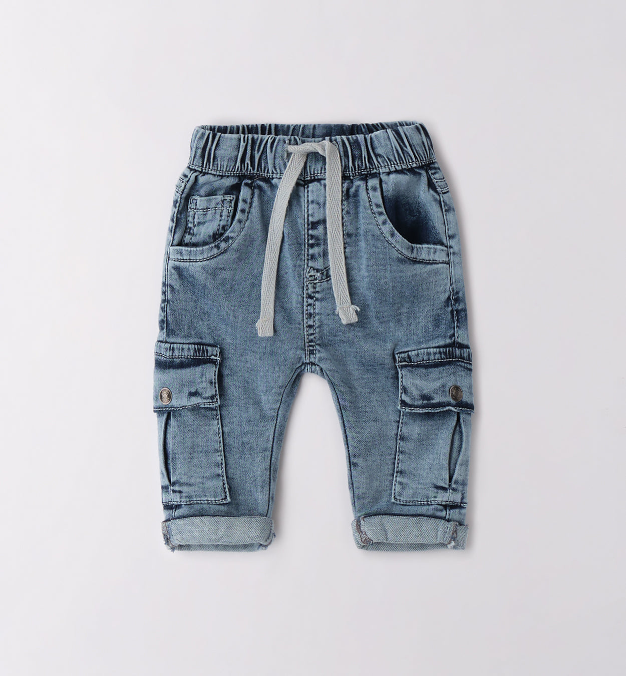 Giacca rossa con cappuccio, t-shirt con dinosauro e jeans blu per bambino, abbigliamento casual.