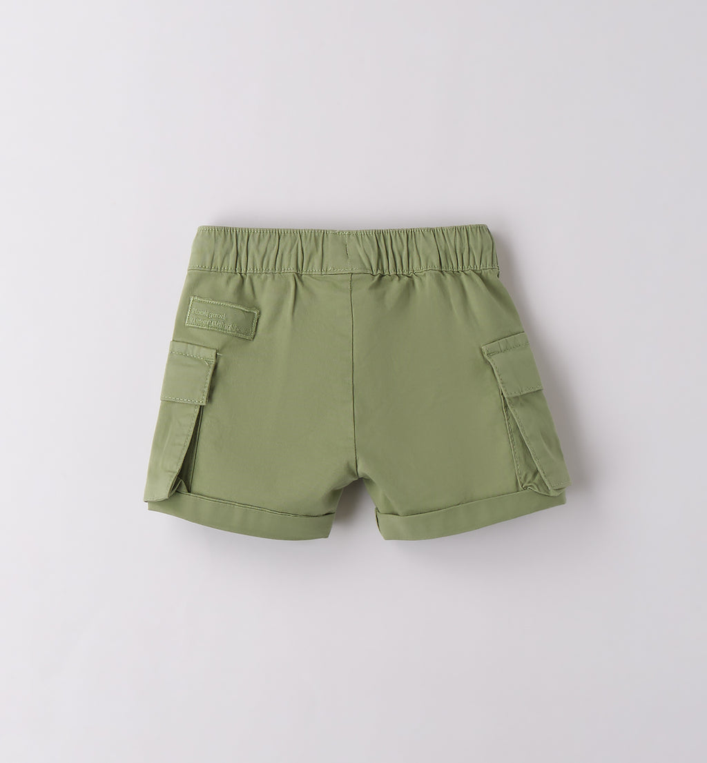 T-shirt con elefante e pantaloncini cargo verdi per bambino, abbigliamento estivo casual.
