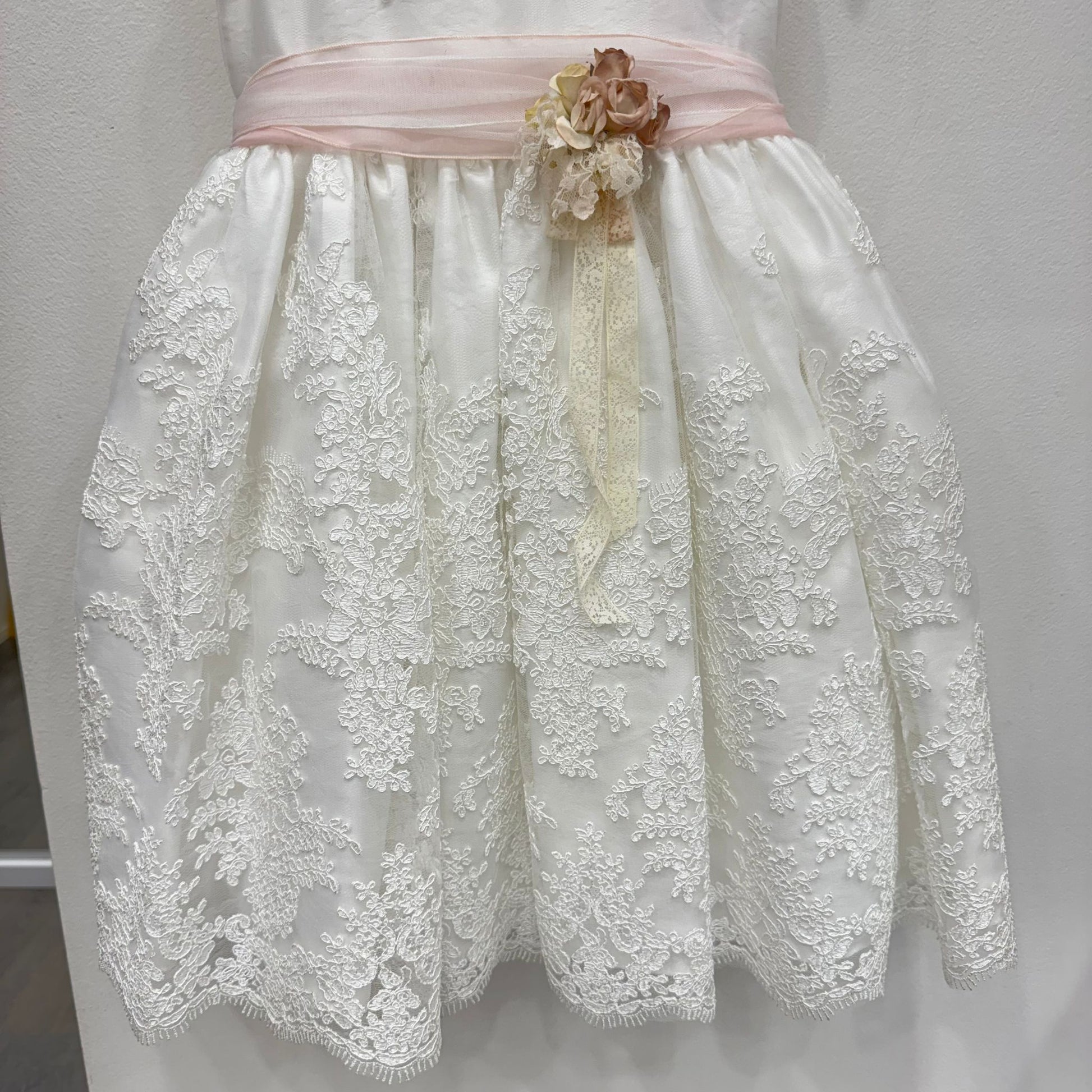 Dettaglio gonna in pizzo ricamato color avorio