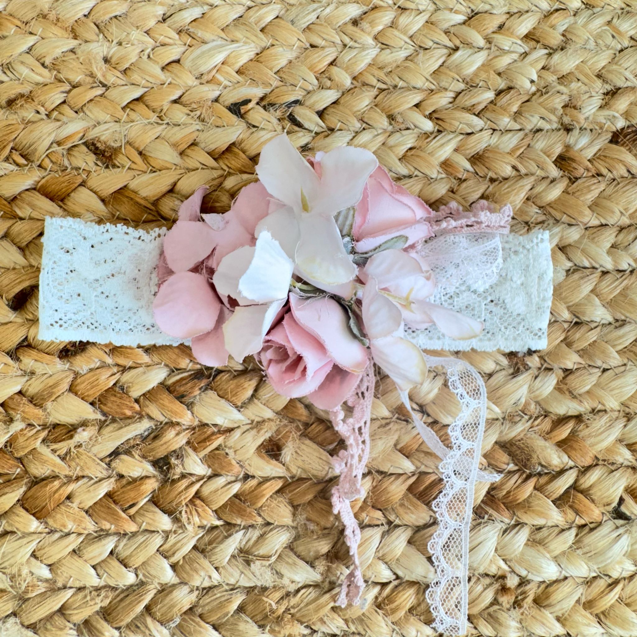 FASCIA BATTESIMO IN PIZZO ELASTICIZZATO CON FIORI ROSA - MIMILU