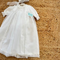 Abito battesimo bimba lungo bianco con punto smock, pizzo floreale e cuffietta coordinata