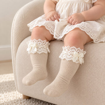 Calzettoni neonata beige con pizzo e fiocco in raso