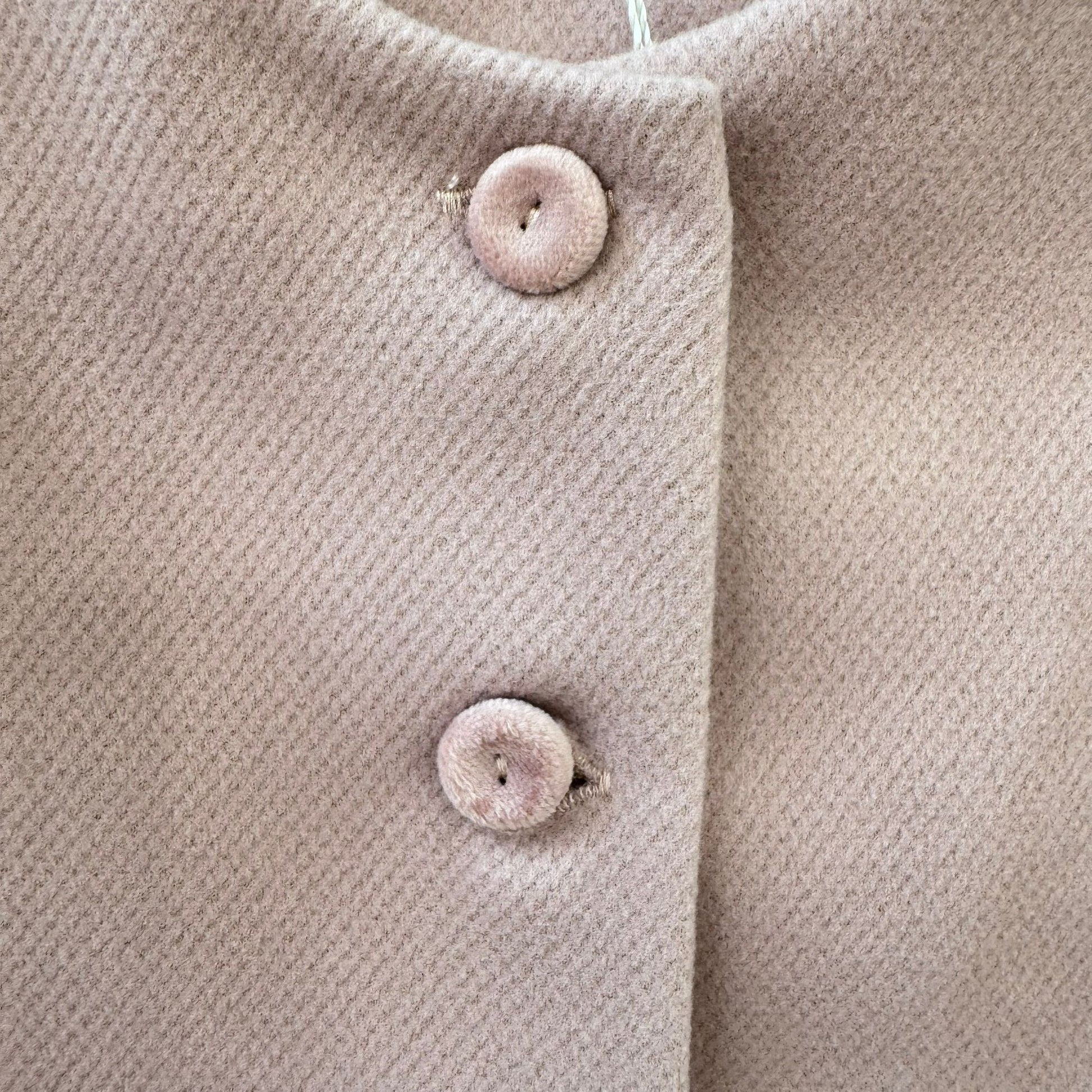 chiusura frontale con bottoni rivestiti