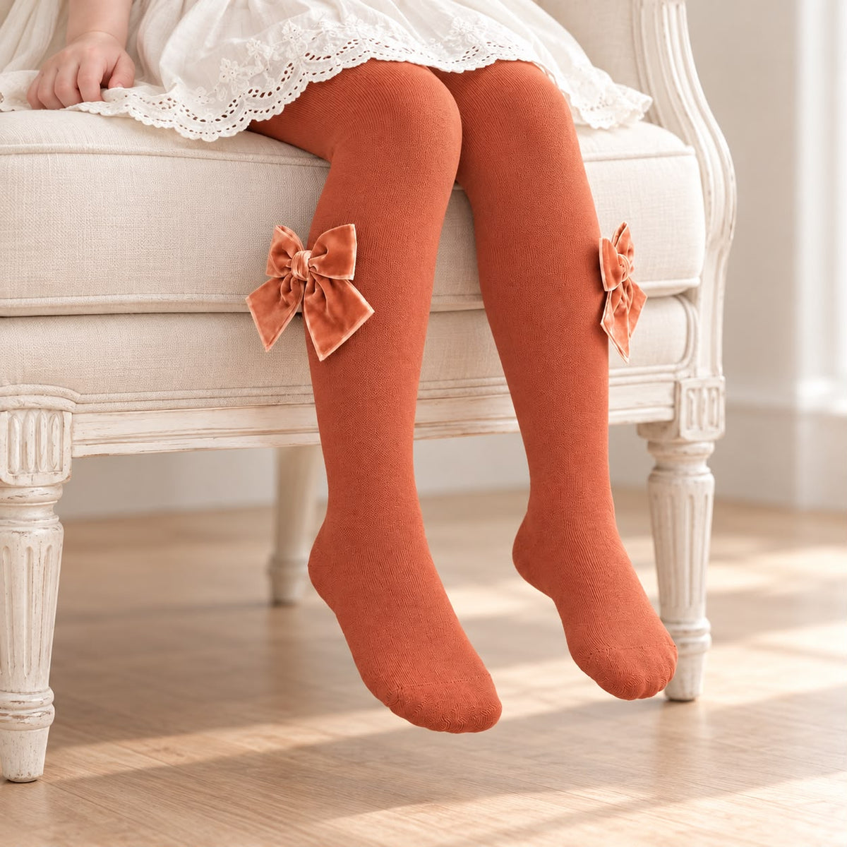 Collant bimba terracotta chiaro con grandi fiocchi laterali in velluto. Romantici e raffinati, ideali con abitini e gonne. Scoprili da Belli e Monelli.