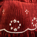 Abito bimba in velluto bordeaux con punto smock, colletto bianco a contrasto e maniche a palloncino.