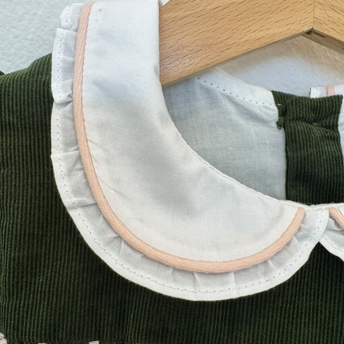 Abito bimba velluto millerighe verde con punto smock e colletto bianco
