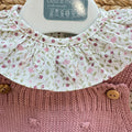 Completo bimba rosa con salopette in maglia, cardigan e camicina floreale