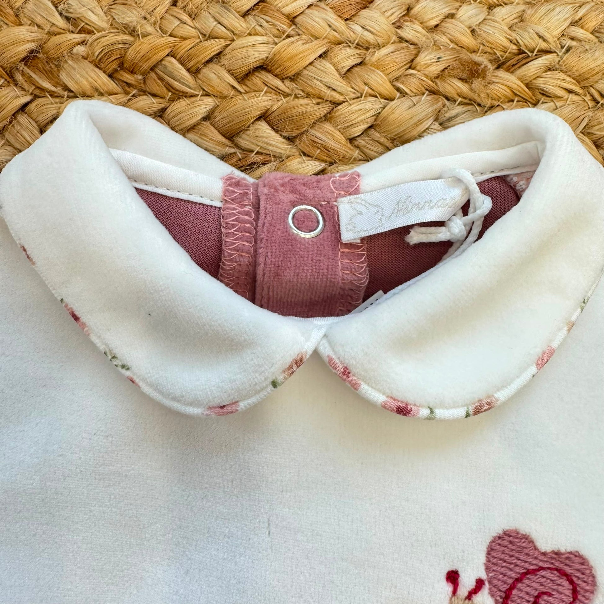 Tutina in ciniglia neonata malva e bianca con ricamo lumachina e fiocco bordeaux