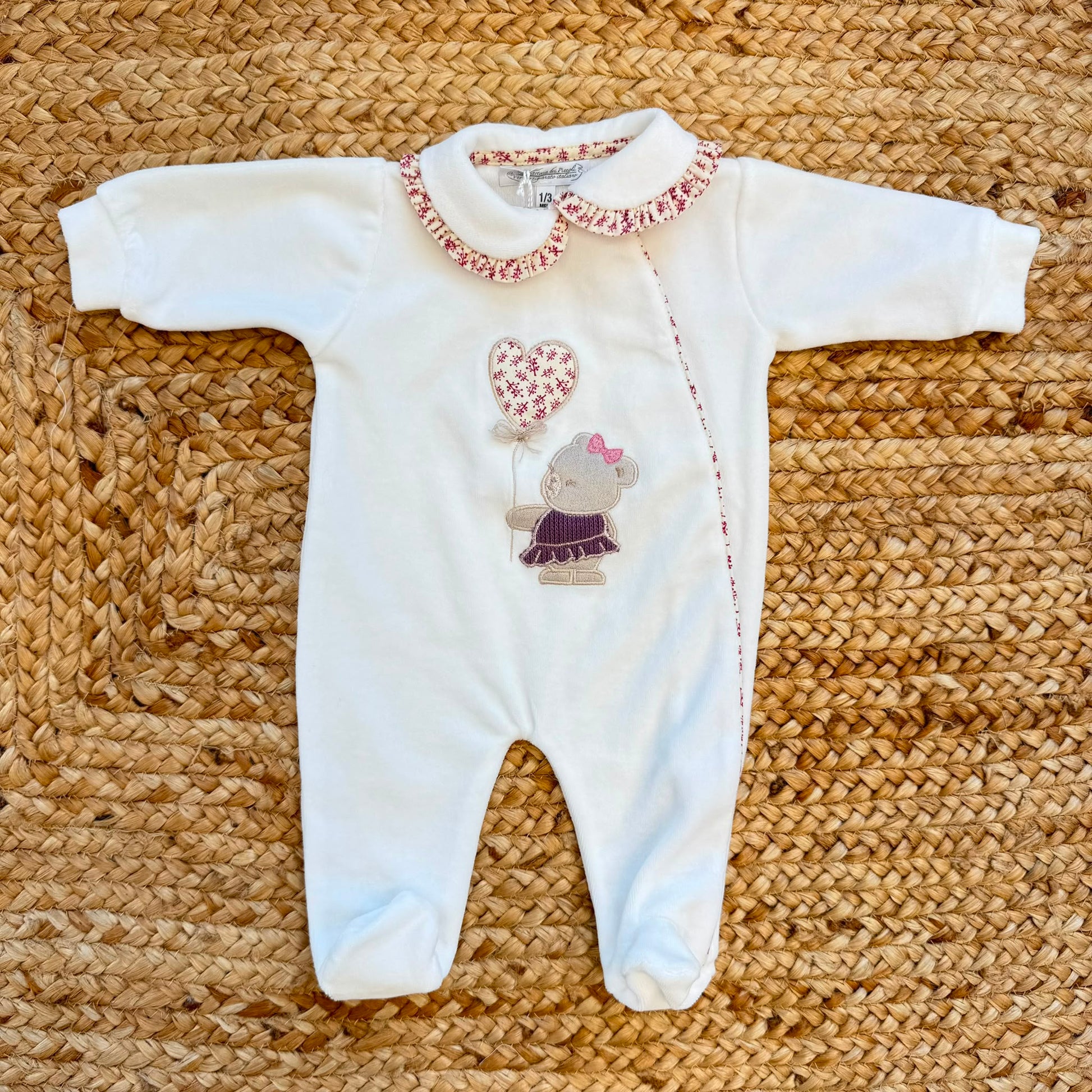 Tutina neonata con apertura laterale in cotone e poliestere con ricamo orsetta e colletto floreale