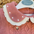 Completo bimba con maglioncino rosa a trecce e pantaloncini panna a coste con ricami floreali.