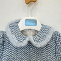 Abito bimba azzurro bouclé con colletto morbido e maniche corte.