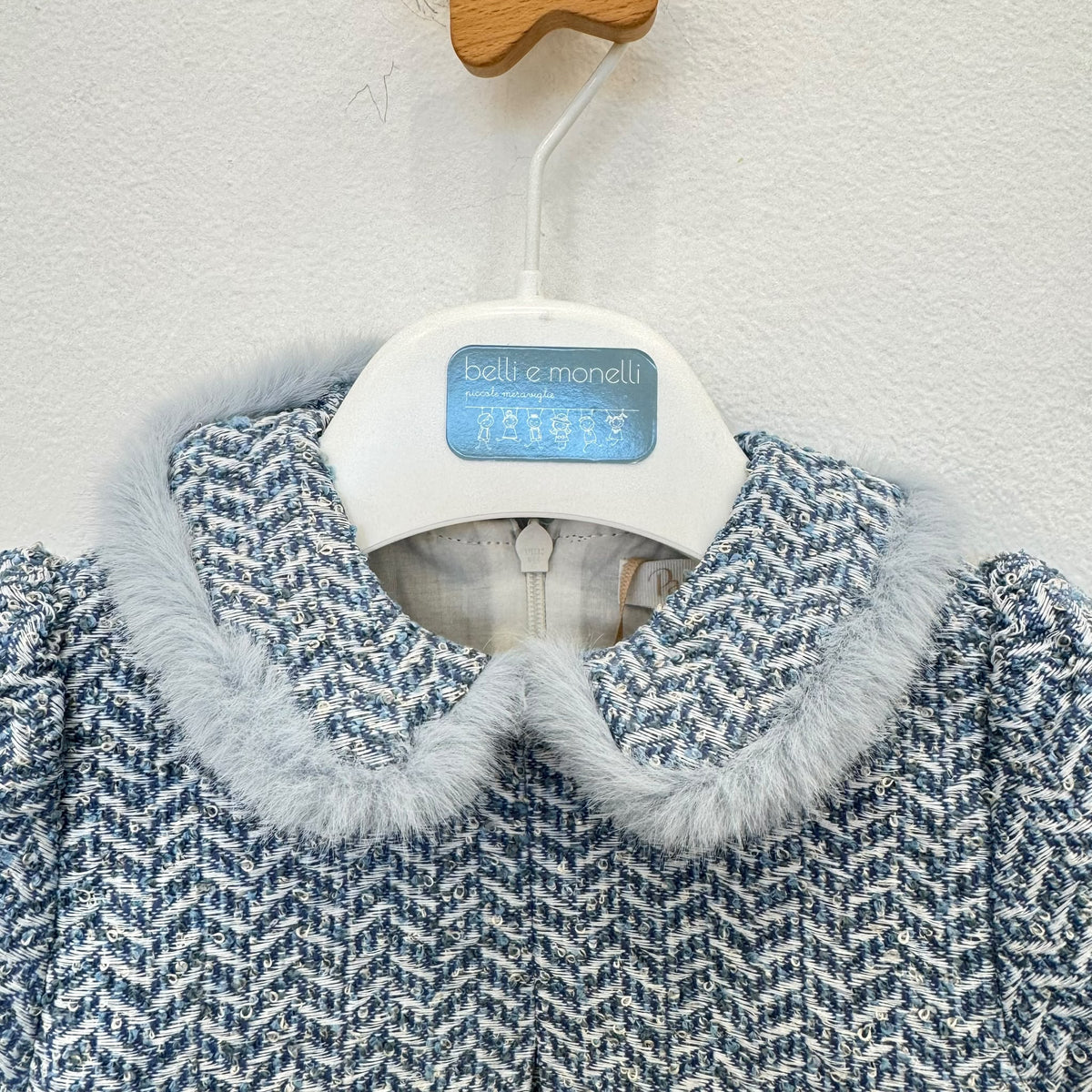 Abito bimba azzurro bouclé con colletto morbido e maniche corte.