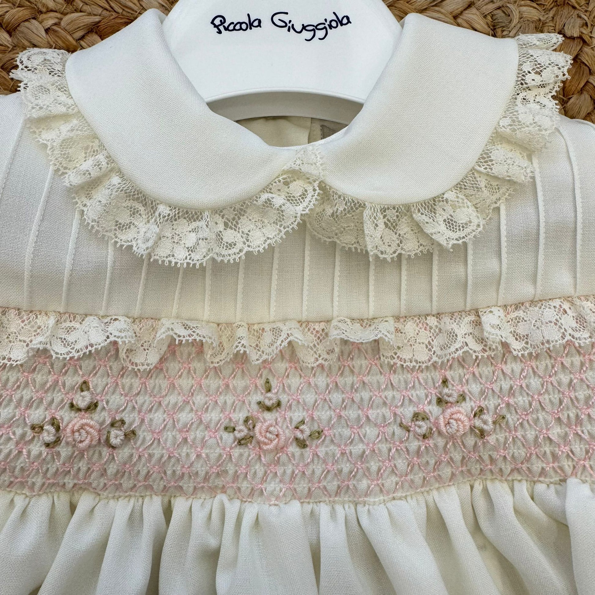 colletto con pizzo e pieghe sartoriali