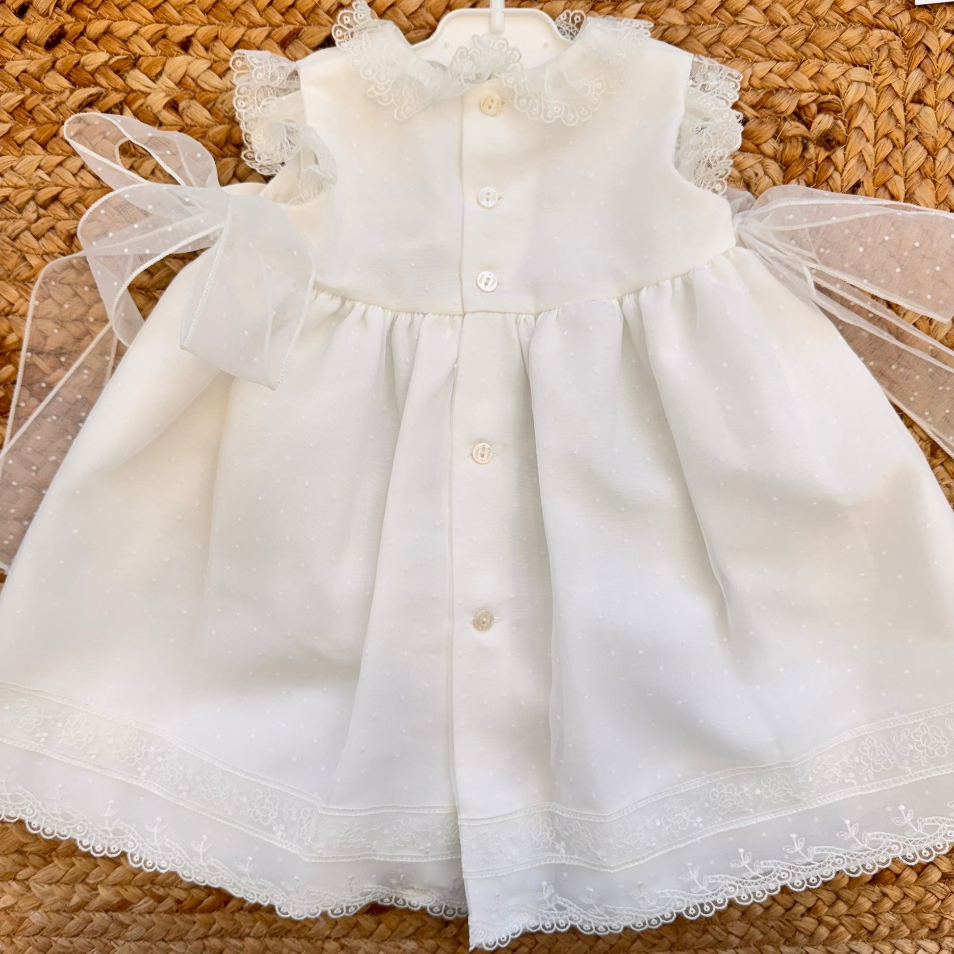 cuffia battesimo bimba coordinata con ricamo e laccetti