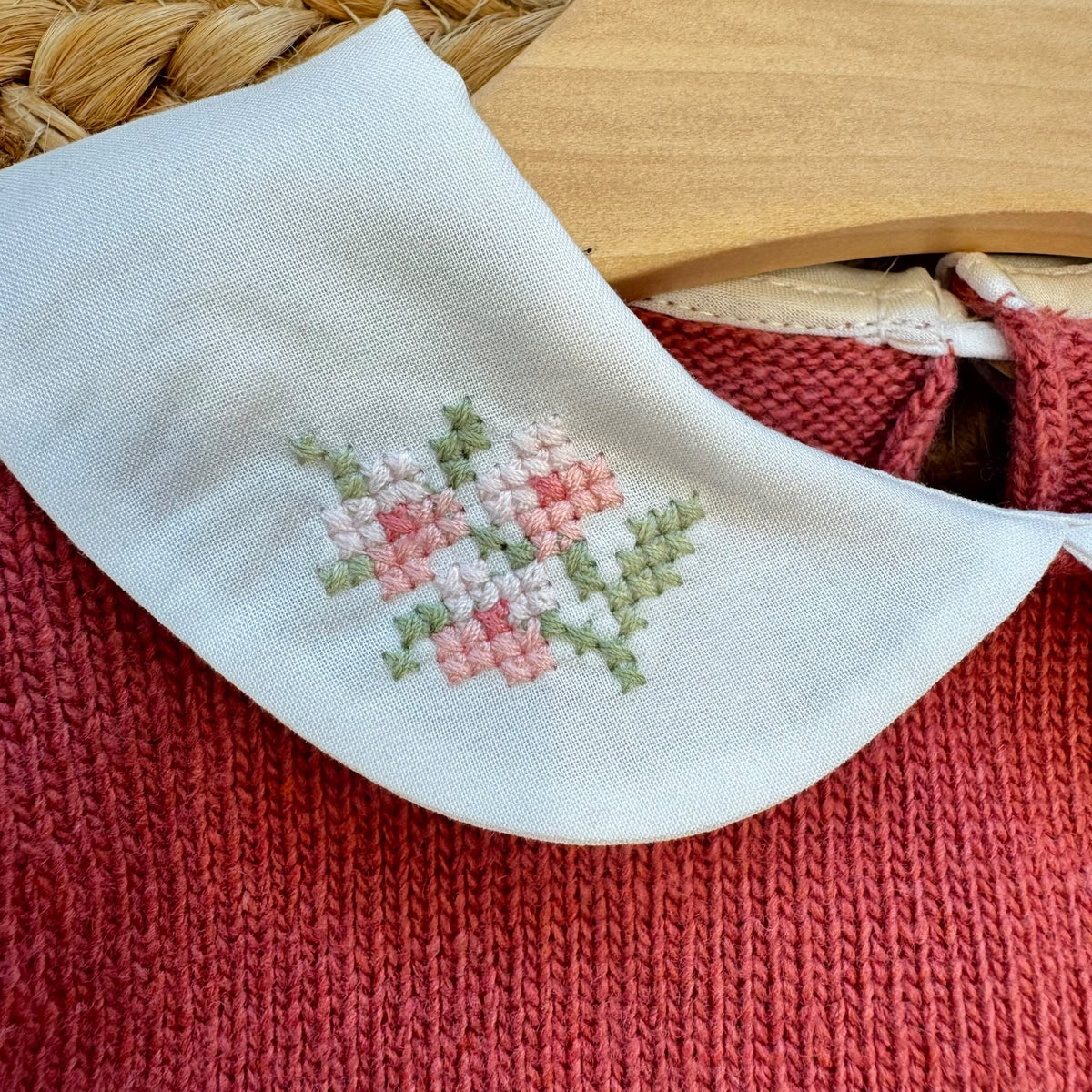 Completo bimba con maglia in cashmere e lana merino e pantalone panna a coste