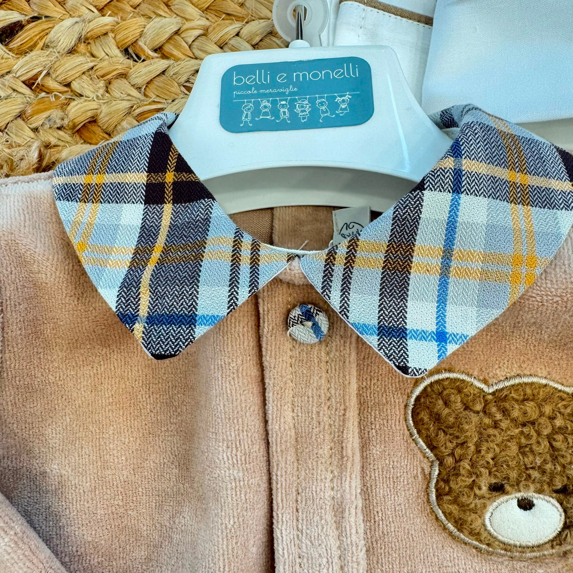 Uscita clinica neonato in ciniglia composta da 5 pezzi coordinati con copertina, tutina 80% cotone 20% poliestere, cappellino e bavetta. Elegante completo nascita beige con dolce orsetto.