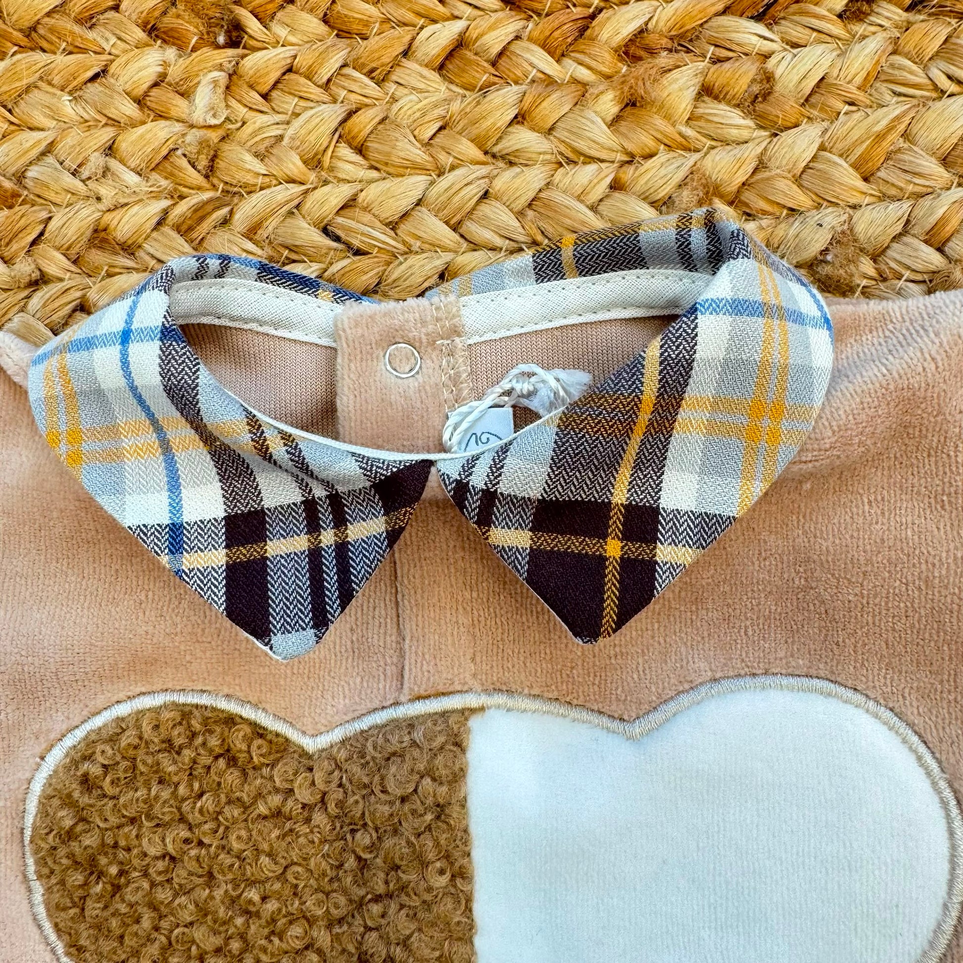 Tutina neonato in ciniglia beige con orsetto e colletto tartan