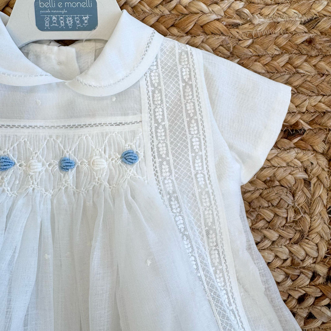 Pagliaccetto battesimo bimbo con ricami azzurri e tulle