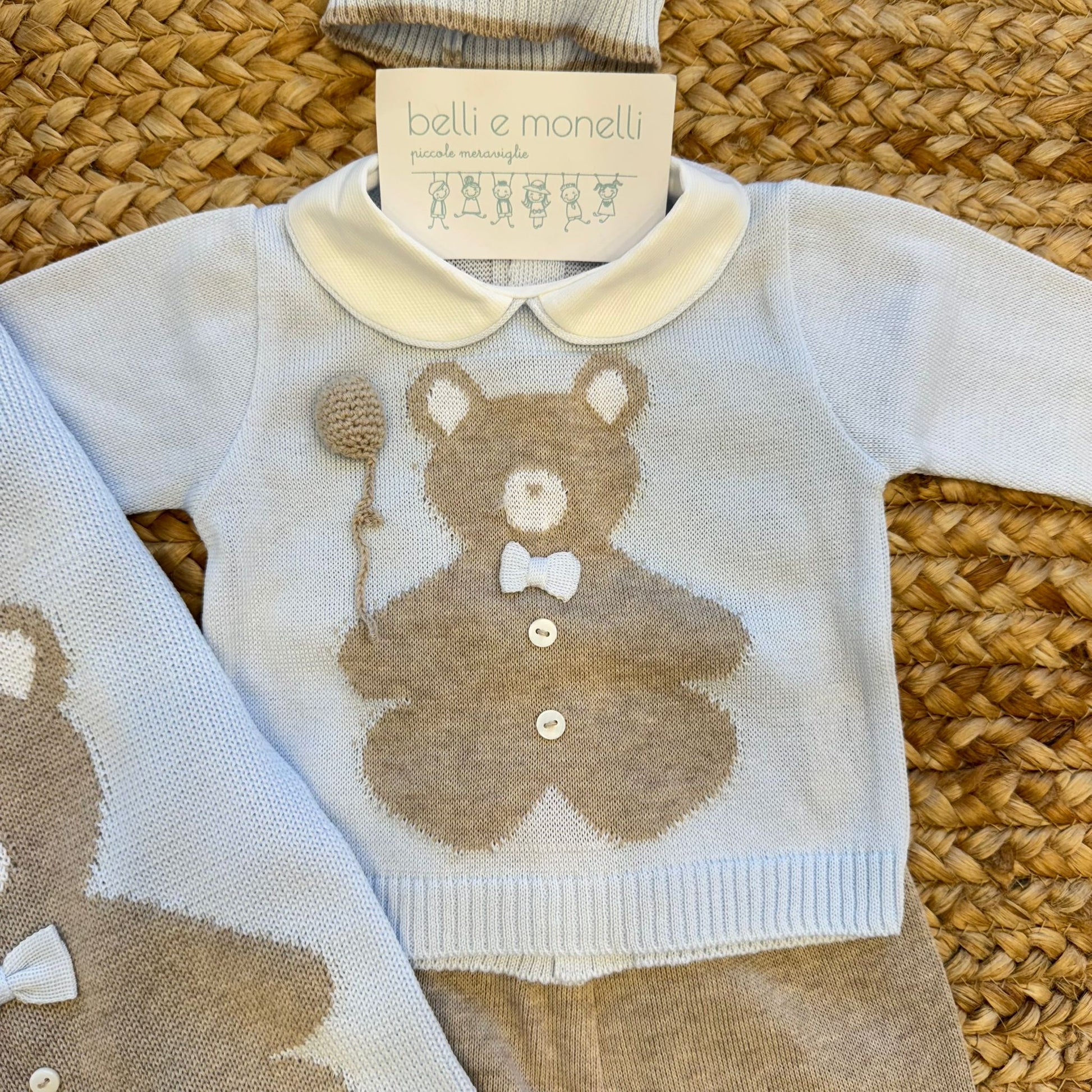 Colletto rifinito della tutina neonato
