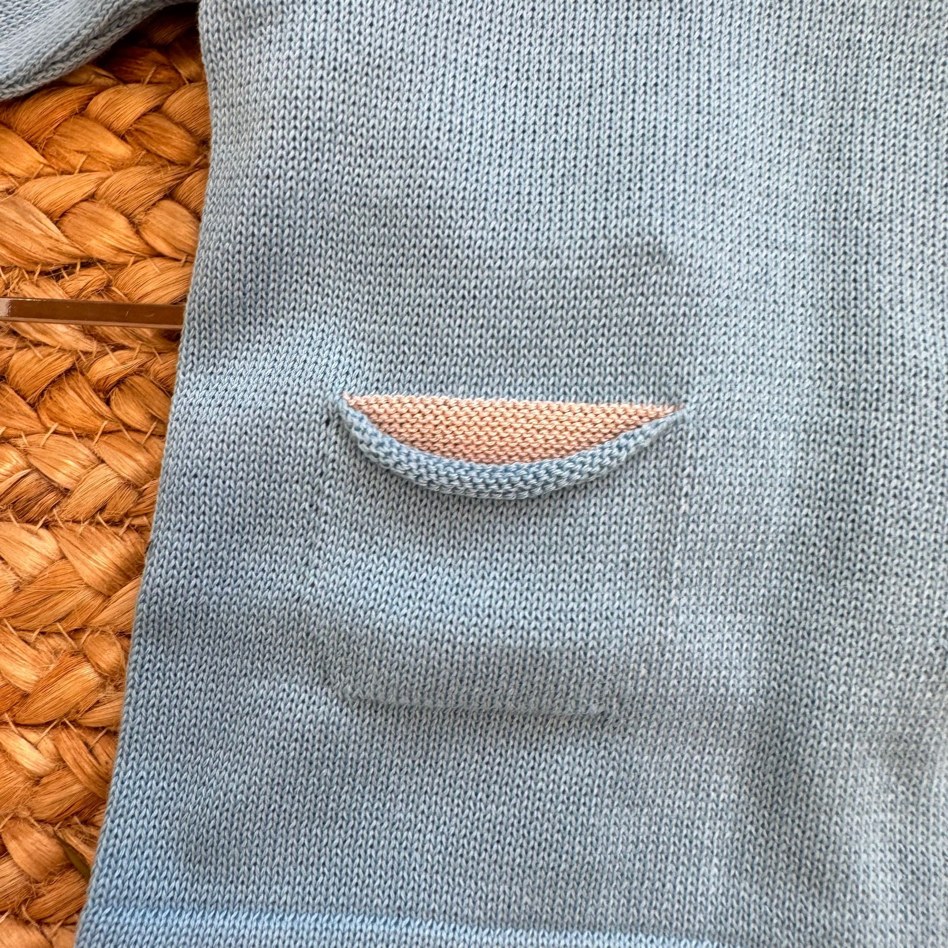 Colletto bianco rifinito su tutina neonato in filo di cotone