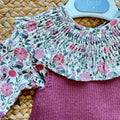 Pagliaccetto bimba vinaccio in maglia con camicia floreale e colletto a volant