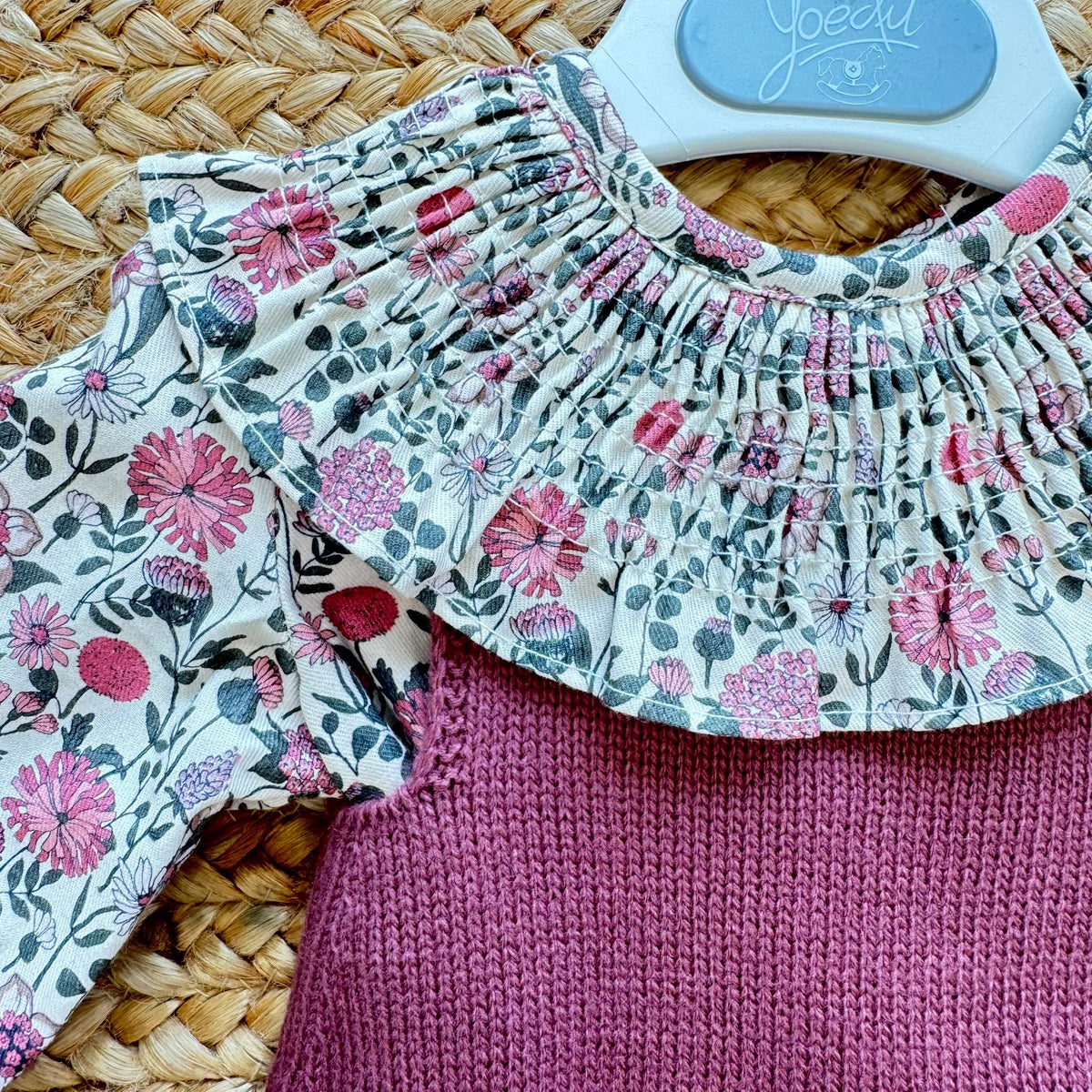 Pagliaccetto bimba vinaccio in maglia con camicia floreale e colletto a volant