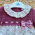 Pagliaccetto bimba in cotone vinaccio con fantasia floreale, colletto volant e fiocco rosa